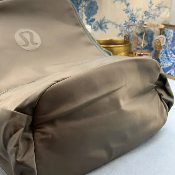 🆕 lululemon athletica 🧿 NWOT New Crew Backpack, Bay Leaf (Olive Green) - 22L - Picture 12 of 12